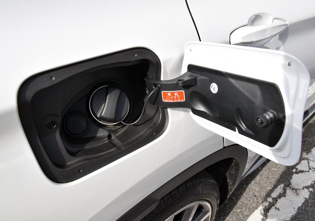 ガソリンの給油口。カバーは押すとはね返って開くプッシュタイプだ