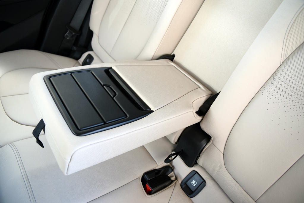 後部座席のアームレスト