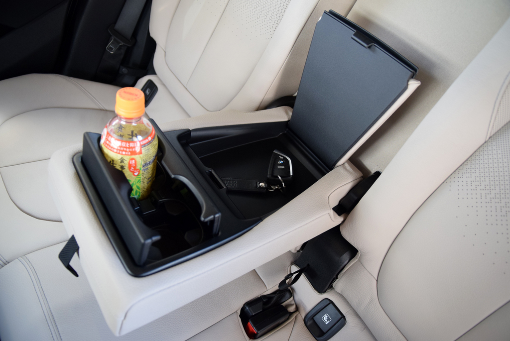 アームレストのドリンクホルダーと小物入れ