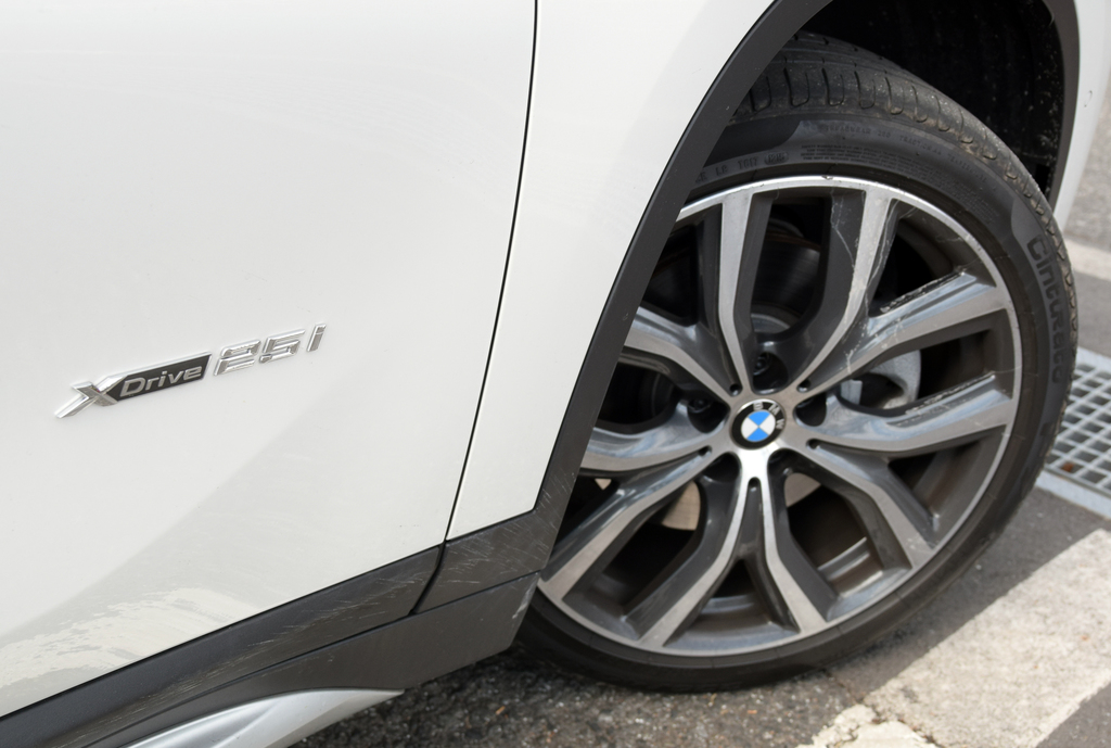 「ｘＤｒｉｖｅ２５ｉ」のプレートが光る