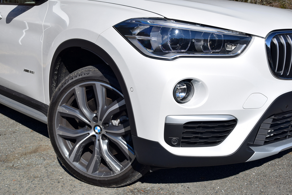 オプションのタイヤは１９インチのピレリ・チントゥラートＰ７を装着。タイヤ幅は２２５ミリ、扁平率は４５％だ