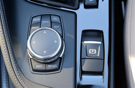 電動式のパーキングブレーキ。残念ながらホールド機能はない。左はナビの操作などに使うコントローラー。抜群の節度感や操作性を誇る