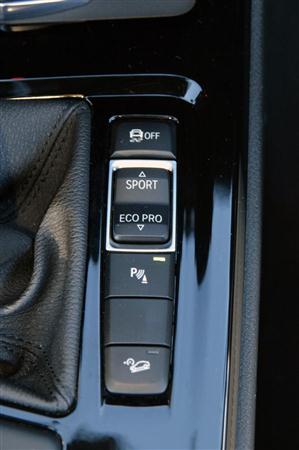 走行モードの切り替えスイッチ。横滑り防止機能の解除スイッチなどもある