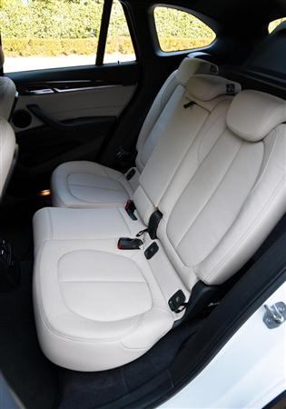 前後にスライドするリアシート。背もたれのリクライニングも可能だ