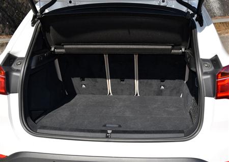 リアシートを立たせたままでも十分広いラゲッジルーム