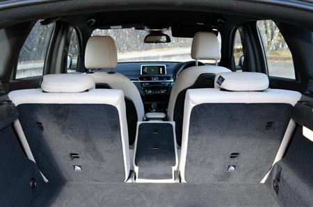 中央だけ倒したトランクスルーの状態。ロッドホルダーがなくても１ピースの釣竿を収納することができて便利だ