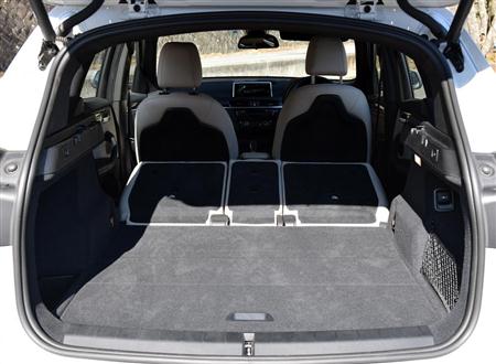 リアシートを完全に倒すとかなり使い勝手が上がる