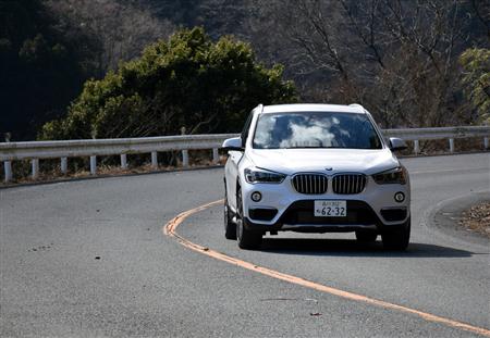 丹沢を走るＢＭＷ「Ｘ１」