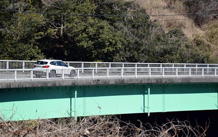 丹沢の橋の上を走るＢＭＷ「Ｘ１」