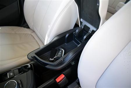 フロントのアームレストを開けると便利な小物入れが出現