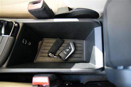 フロントのアームレスト直下にあるコンソールボックス。ＵＳＢポートなども備える