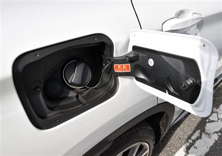 ガソリンの給油口。カバーは押すとはね返って開くプッシュタイプだ