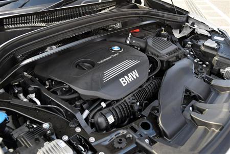 「Ｘ１」のエンジンルーム。２リッター直４ターボエンジンを搭載している