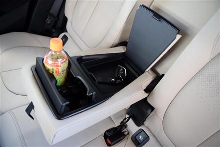 アームレストのドリンクホルダーと小物入れ