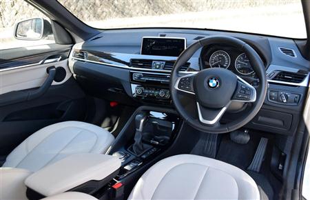 「Ｘ１」のダッシュボード。派手さはないが、シンプルなたたずまいが逆に落ち着く