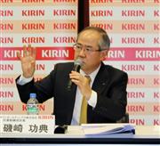 最終赤字の決算を発表するキリンＨＤの磯崎功典社長＝１５日、東京都中野区