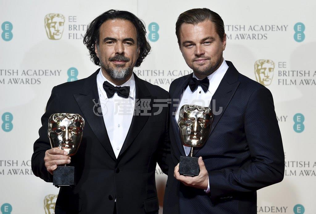 メキシコの映画監督、アレハンドロ・Ｇ・イニャリトゥ氏（左）と米俳優、レオナルド・ディカプリオさん＝２０１６年２月１４日、英国・首都ロンドン（ロイター）