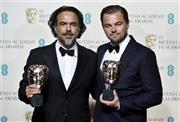 メキシコの映画監督、アレハンドロ・Ｇ・イニャリトゥ氏（左）と米俳優、レオナルド・ディカプリオさん＝２０１６年２月１４日、英国・首都ロンドン（ロイター）