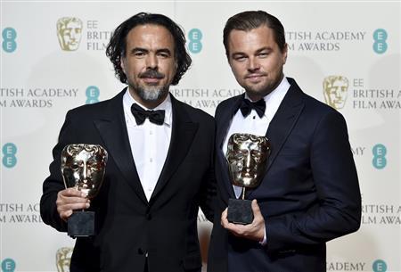 メキシコの映画監督、アレハンドロ・Ｇ・イニャリトゥ氏（左）と米俳優、レオナルド・ディカプリオさん＝２０１６年２月１４日、英国・首都ロンドン（ロイター）