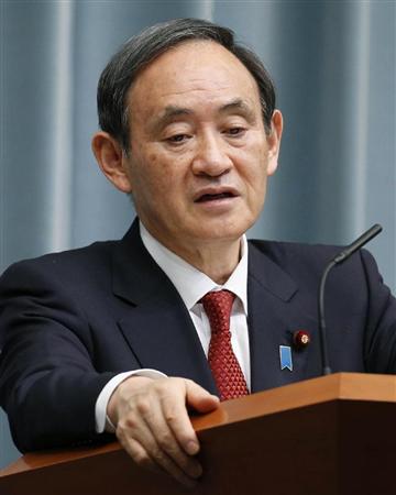記者会見する菅官房長官＝１６日午前、首相官邸
