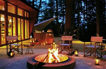 グランピングリゾート施設「星のや富士」内のたき火＝山梨県富士河口湖町