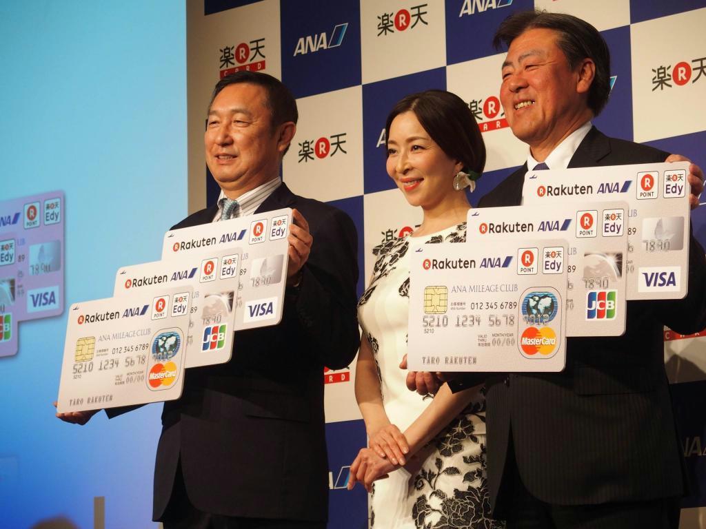 「楽天ＡＮＡマイレージクラブカード」をアピールする楽天の穂坂雅之副社長、女優の真矢ミキさん、全日空の志岐隆史常務（左から）＝１６日、東京都港区