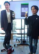 早歩きを２０分８０００歩するとＴポイントがたまるトーンモバイルのスマホを手にする東京都健康長寿医療センター研究所の青柳幸利副部長とトーンモバイルの石田宏樹社長＝１７日、東京都渋谷区