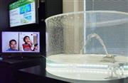 三菱電機が開発し報道陣に公開した「海水アンテナ」の実験＝１７日、東京都千代田区