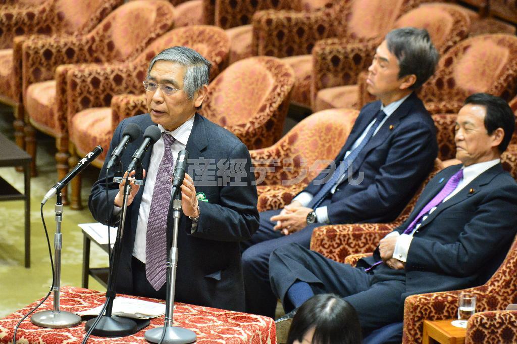 衆院予算委員会で答弁する日銀の黒田東彦（はるひこ）総裁（左）＝２０１６年２月１６日午前、国会（斎藤良雄撮影）