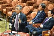 衆院予算委員会で答弁する日銀の黒田東彦（はるひこ）総裁（左）＝２０１６年２月１６日午前、国会（斎藤良雄撮影）