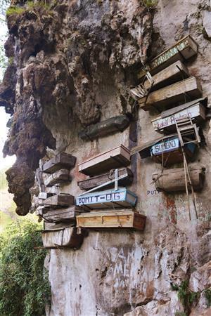 フィリピン ルソン島 断崖にひつぎ 山岳民族の懸棺葬 Sankeibiz サンケイビズ