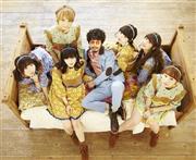 ６人の“妻”に囲まれくつろぐ、シンガー・ソングライターの清竜人（きよし・りゅうじん、中央）＝２０１６年２月９日。（Ｃ）岡崎健志