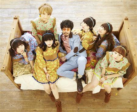 ６人の“妻”に囲まれくつろぐ、シンガー・ソングライターの清竜人（きよし・りゅうじん、中央）＝２０１６年２月９日。（Ｃ）岡崎健志