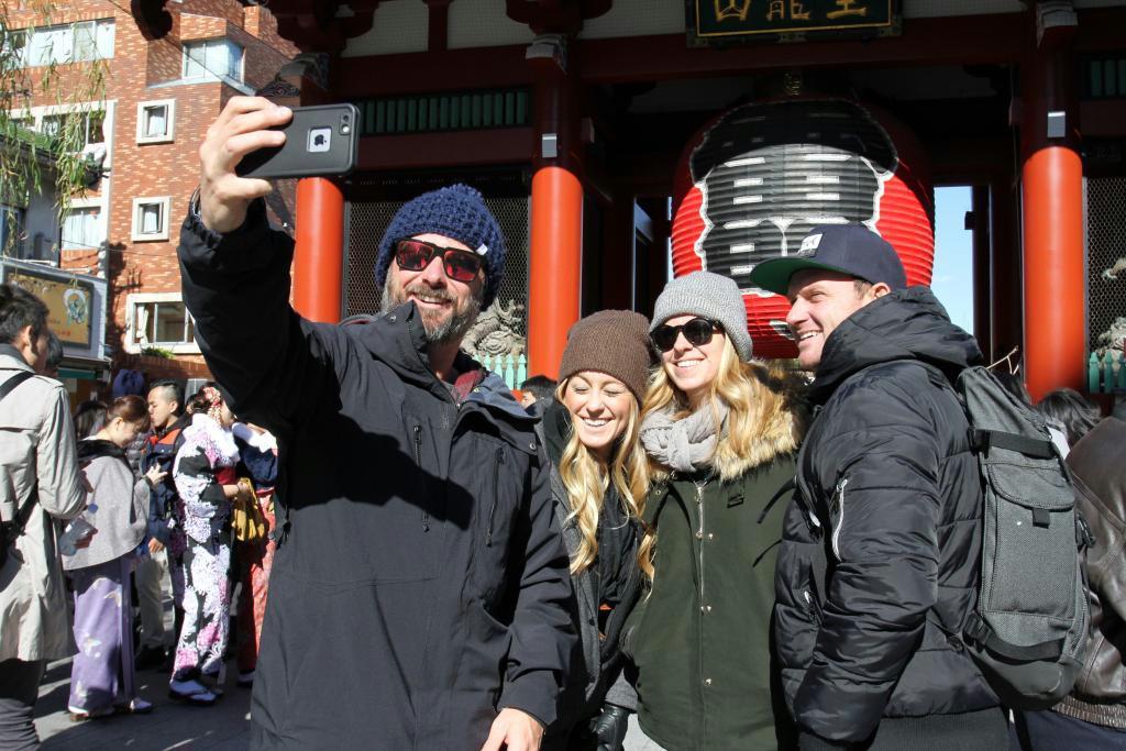 外国人観光客でにぎわう浅草・雷門前＝１月１９日、東京都台東区