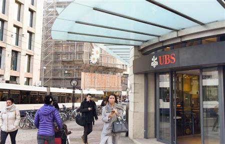 ジュネーブの金融街を行き交う市民ら＝１１日（共同）