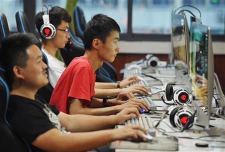 中国安徽省のインターネットカフェで、パソコンの画面に向かう若者たち＝２０１５年７月（共同）