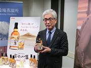 刷新したウイスキー「富士山麓」について説明するキリンビールの田中敏宏マーケティング部長＝１７日、東京都千代田区