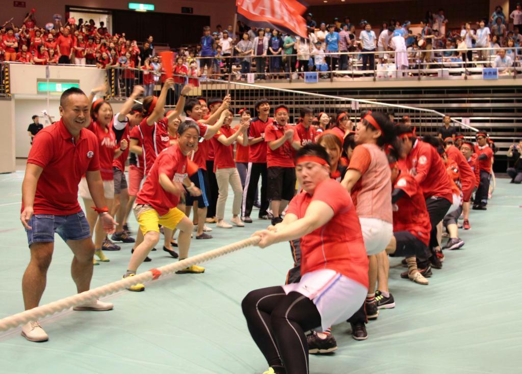 昨年８月に両国国技館で三越伊勢丹ホールディングスが開催した社内運動会で、綱引きで汗を流す社員ら（同社提供）