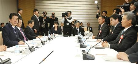 経済財政諮問会議であいさつする安倍首相（左端）。奥右は日銀の黒田総裁、右端は経団連の榊原定征会長＝１８日午後、首相官邸