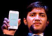 １７日、インド・ニューデリーで発表された、世界最安となる２５１ルピーのスマートフォン（ＡＰ）