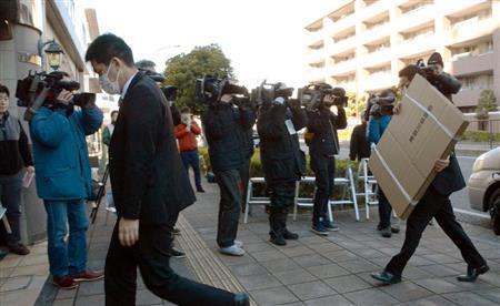 今井隼人容疑者の自宅に家宅捜索に入る神奈川県警の捜査員＝２０１６年２月１７日午前９時ごろ、神奈川県横浜市神奈川区（共同）