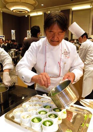 「富山のさかな＿おもてなしフェア」で、富山湾のウマヅラハギと紅ズワイガニを茶碗蒸し風にした「ロワイヤル」を作って振る舞う坂井宏行シェフ＝２０１６年２月１０日、東京都千代田区のザ・キャピタルホテル東急（田中幸美撮影）