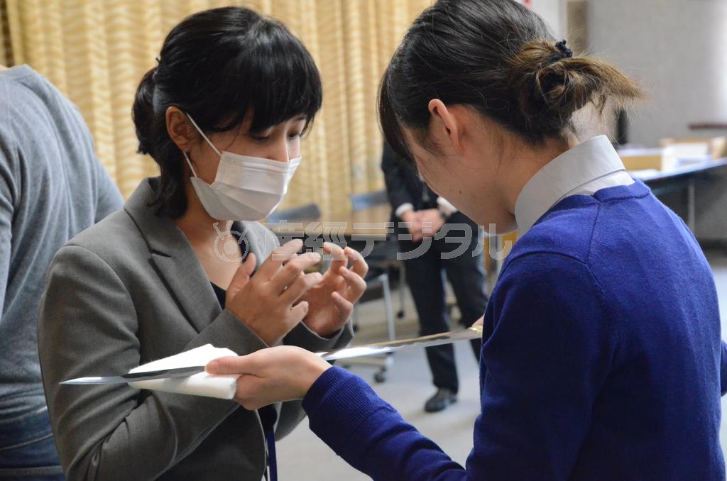 【鑑賞マナー講座】手にとって、刀剣の重さを感じながら、間近に刃文の美しさを鑑賞する女性の参加者＝２０１６年２月１３日、東京都渋谷区（原圭介撮影）