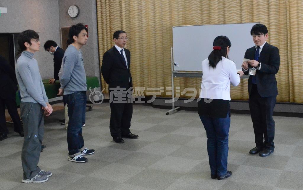 【鑑賞マナー講座】受講後、認定証を授与される参加者＝２０１６年２月１３日、東京都渋谷区（原圭介撮影）