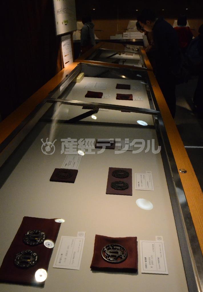 【刃文－一千年の移ろい】鍔やさやなど刀装具「拵（こしら）え」も展示してある＝２０１６年２月１３日、東京都渋谷区（原圭介撮影）