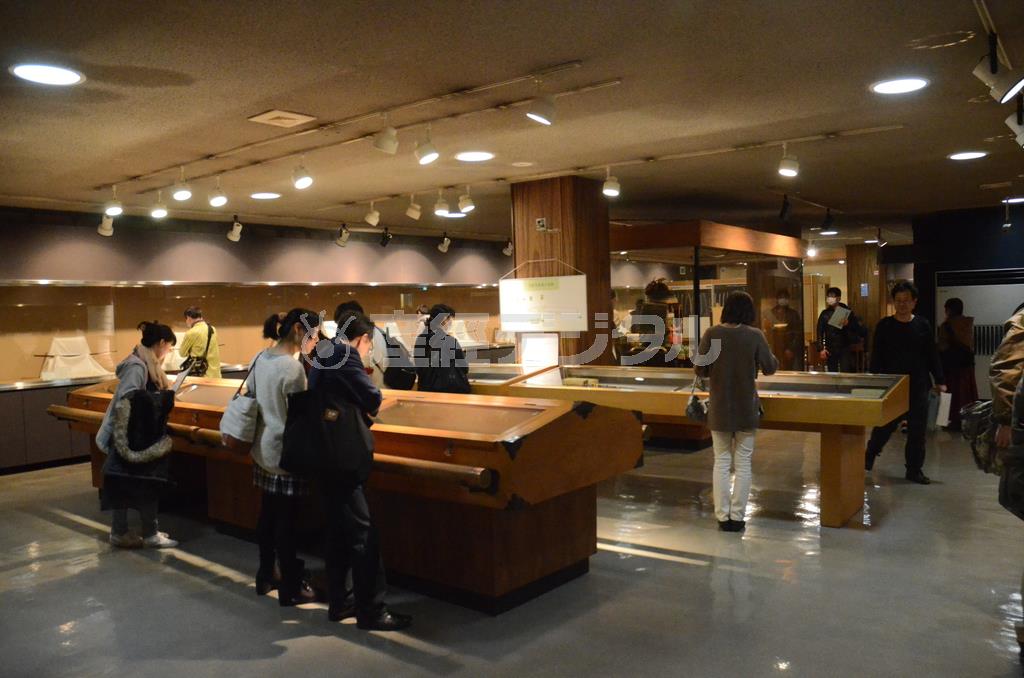 【刃文－一千年の移ろい】展覧会の入場者は７～８割が女性。その中に外国人の姿も混じる＝２０１６年２月１３日、東京都渋谷区（原圭介撮影）