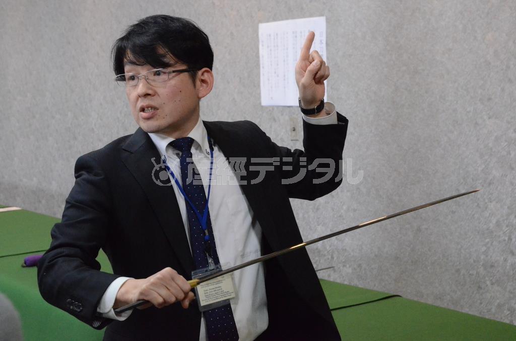 【鑑賞マナー講座】刀の鑑賞法について、礼儀や注意点を話す刀剣博物館の宮島進さん＝２０１６年２月１３日、東京都渋谷区（原圭介撮影）