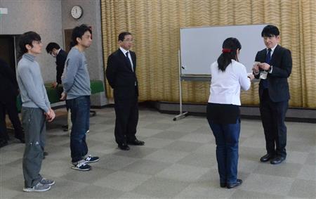 【鑑賞マナー講座】受講後、認定証を授与される参加者＝２０１６年２月１３日、東京都渋谷区（原圭介撮影）