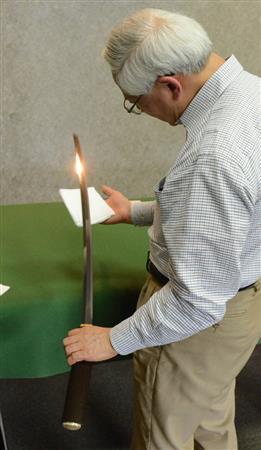 【定例鑑賞会】５口が、作者や制作年が分からないように柄と茎が隠してある＝２０１６年２月１３日、東京都渋谷区（原圭介撮影）