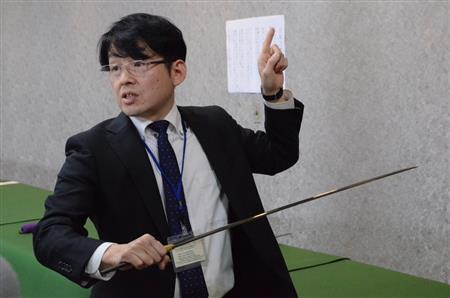 【鑑賞マナー講座】刀の鑑賞法について、礼儀や注意点を話す刀剣博物館の宮島進さん＝２０１６年２月１３日、東京都渋谷区（原圭介撮影）